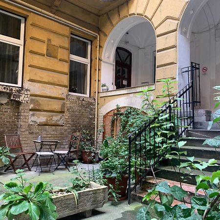 Small Cosy Apartment Near The Famous Westend City Center Budapest Bagian luar foto