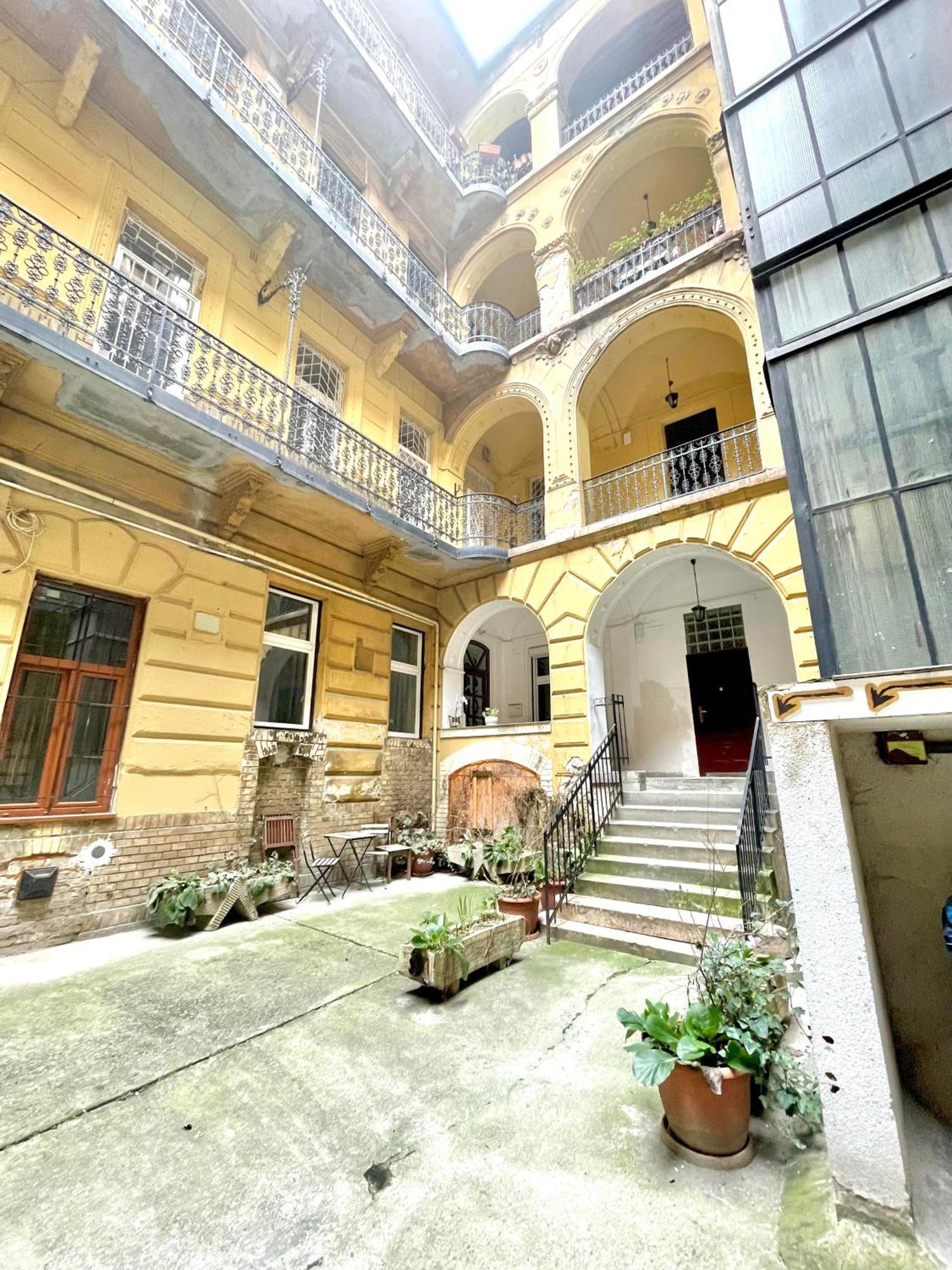 Small Cosy Apartment Near The Famous Westend City Center Budapest Bagian luar foto