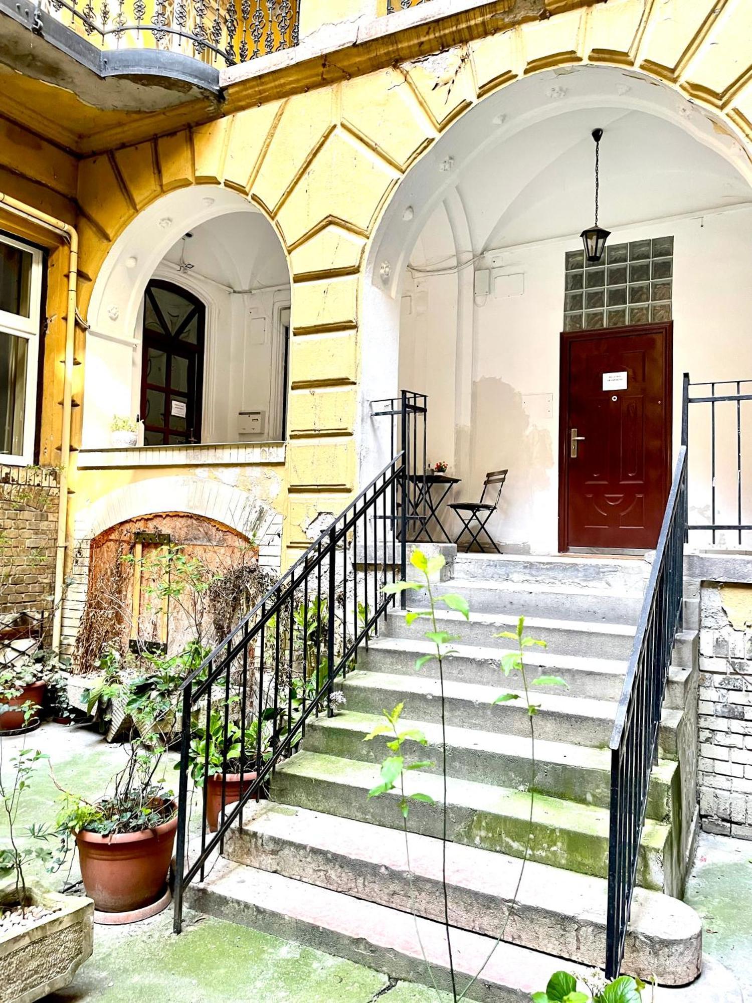 Small Cosy Apartment Near The Famous Westend City Center Budapest Bagian luar foto