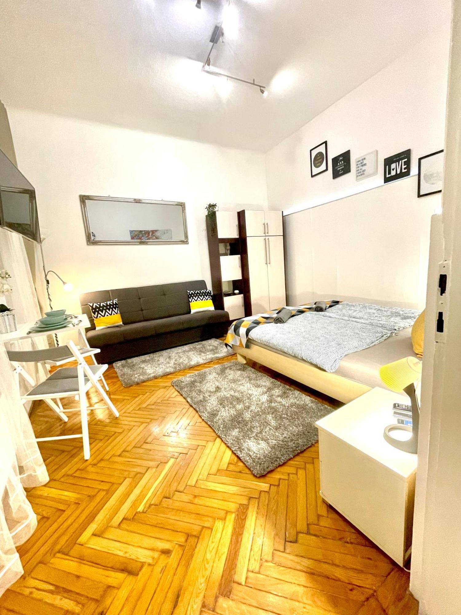 Small Cosy Apartment Near The Famous Westend City Center Budapest Bagian luar foto