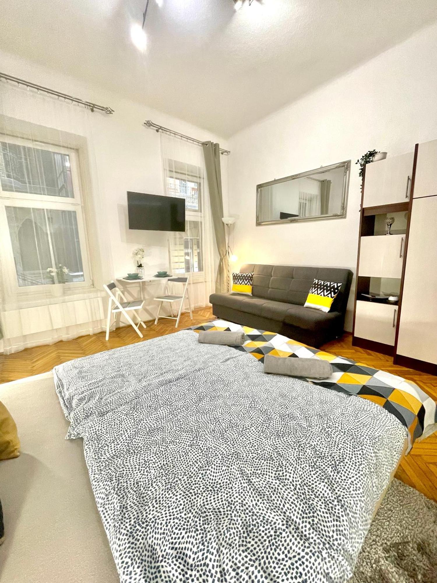 Small Cosy Apartment Near The Famous Westend City Center Budapest Bagian luar foto