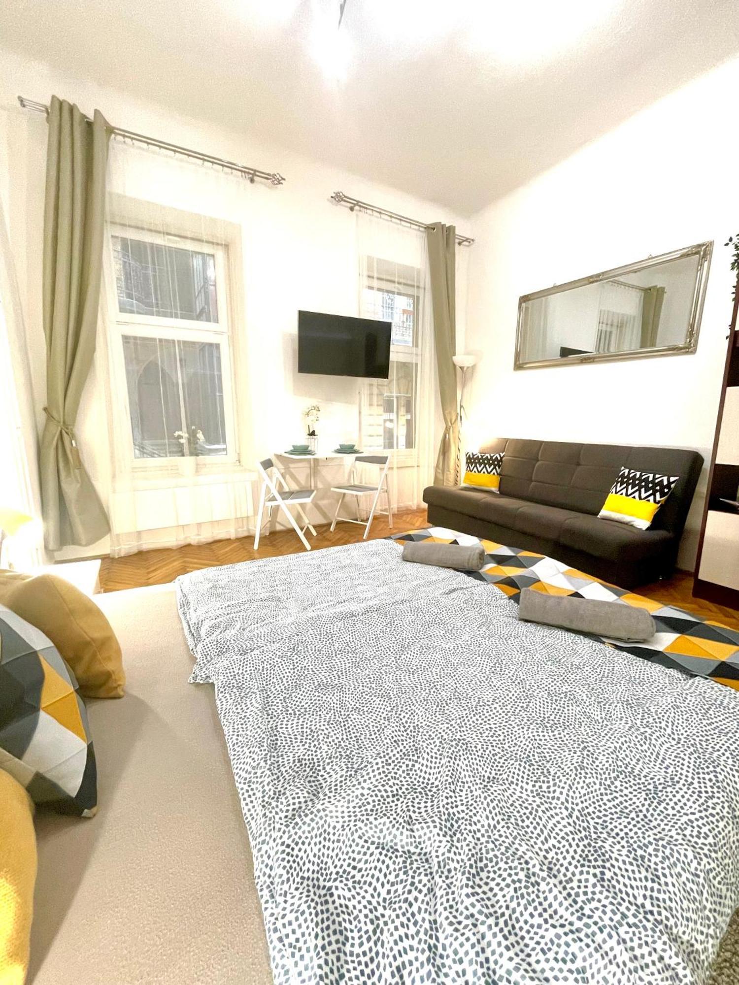 Small Cosy Apartment Near The Famous Westend City Center Budapest Bagian luar foto