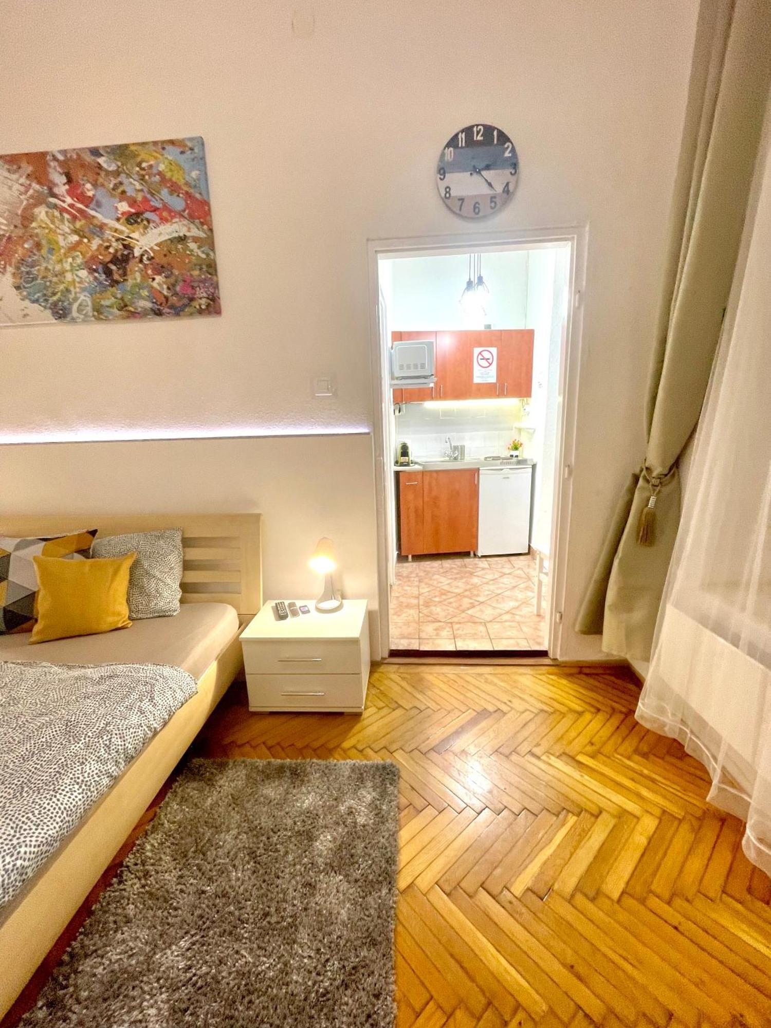 Small Cosy Apartment Near The Famous Westend City Center Budapest Bagian luar foto