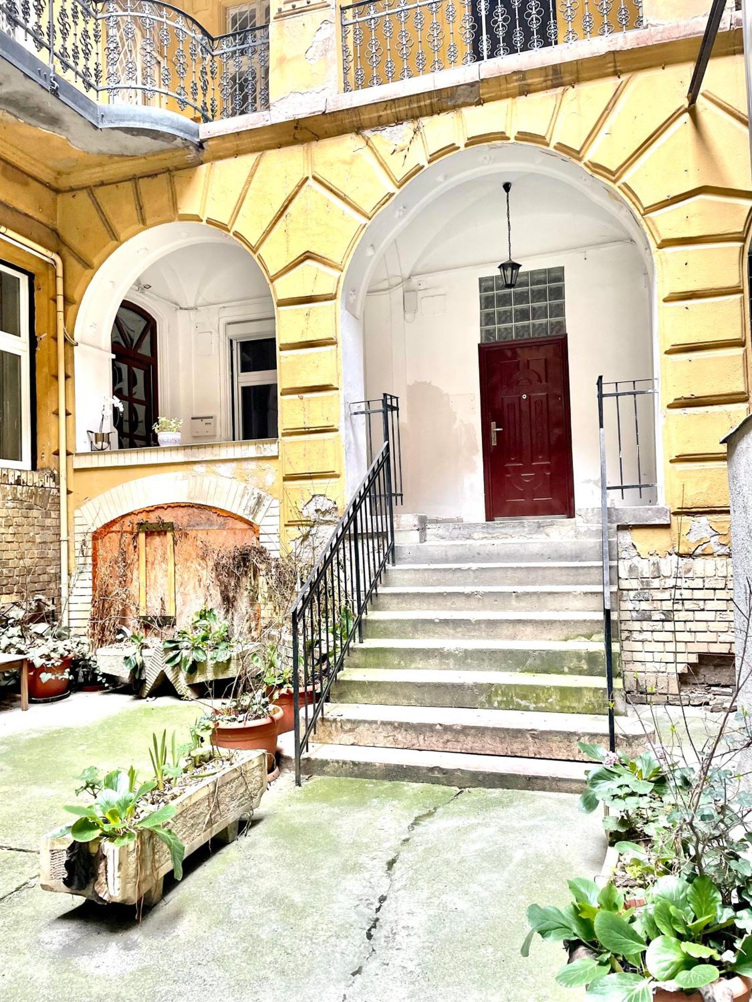 Small Cosy Apartment Near The Famous Westend City Center Budapest Bagian luar foto