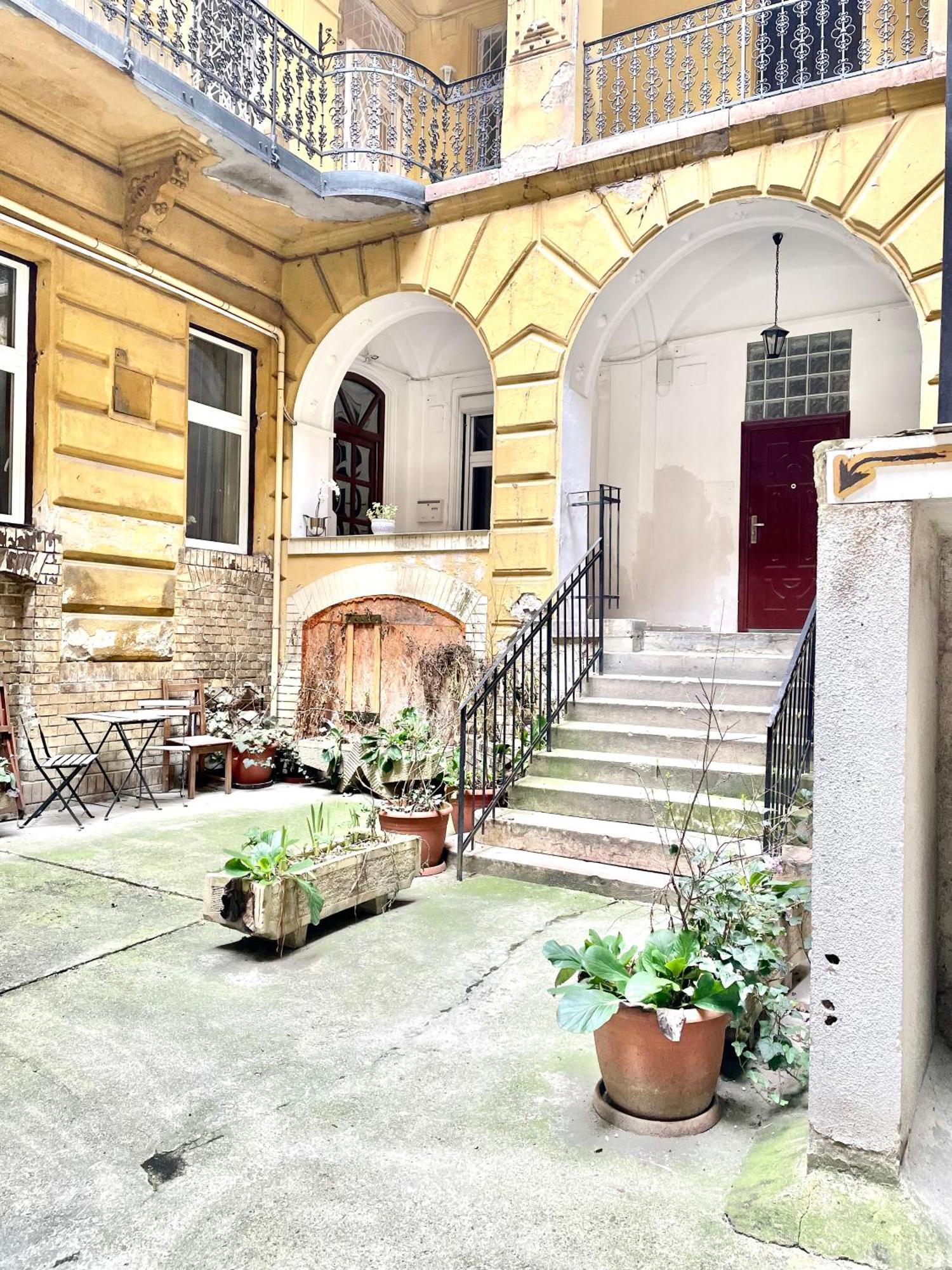 Small Cosy Apartment Near The Famous Westend City Center Budapest Bagian luar foto