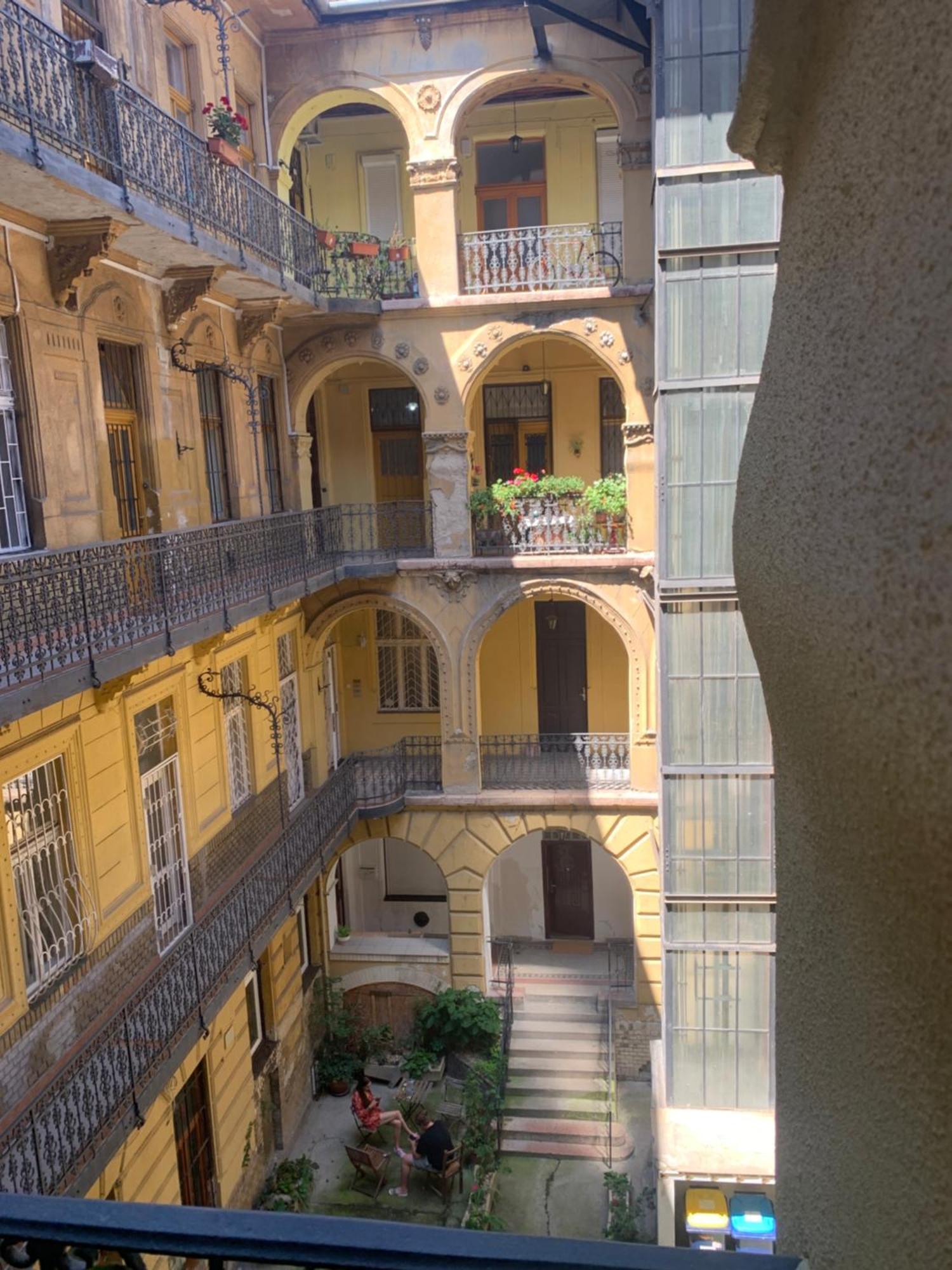 Small Cosy Apartment Near The Famous Westend City Center Budapest Bagian luar foto