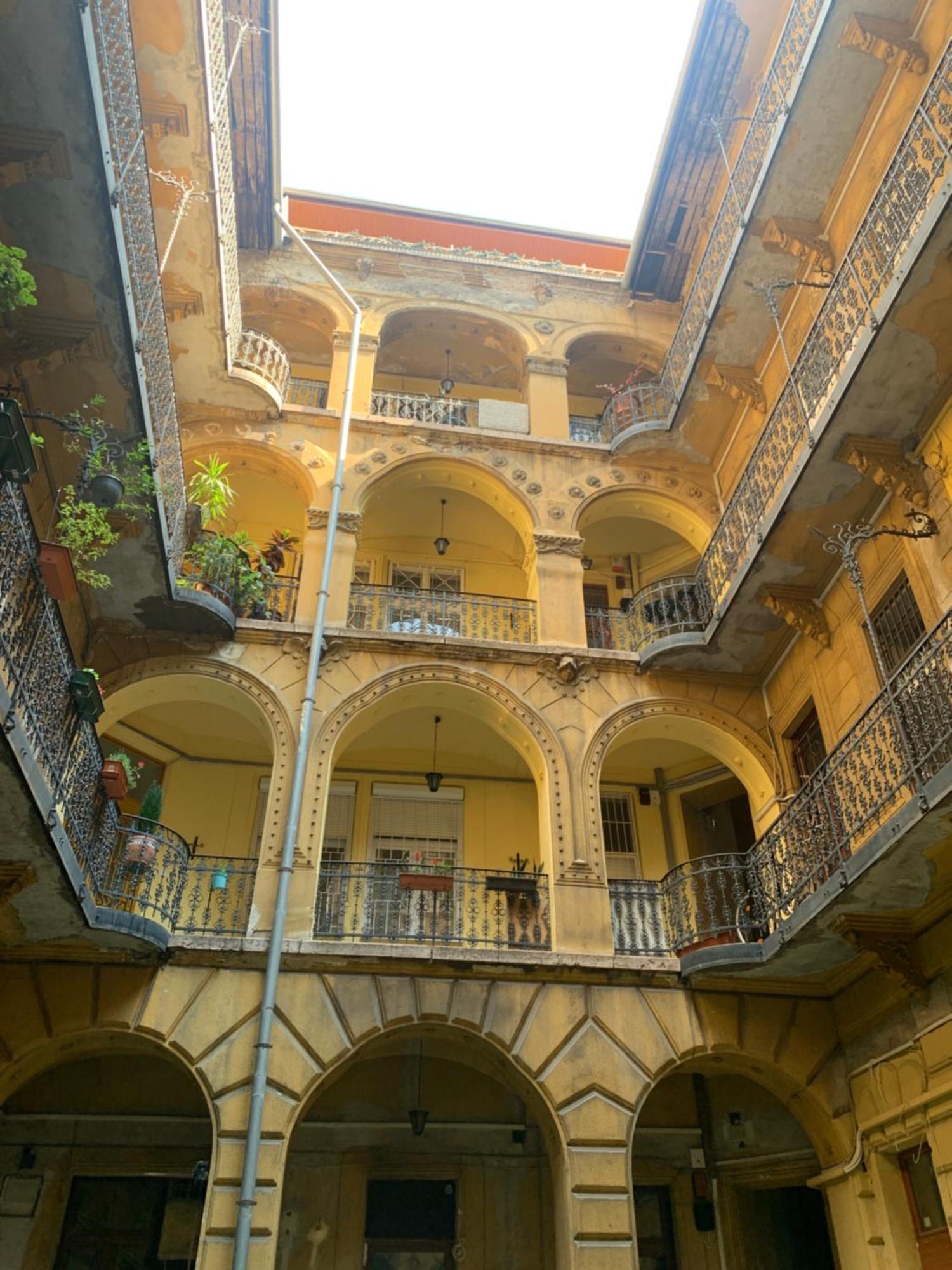 Small Cosy Apartment Near The Famous Westend City Center Budapest Bagian luar foto