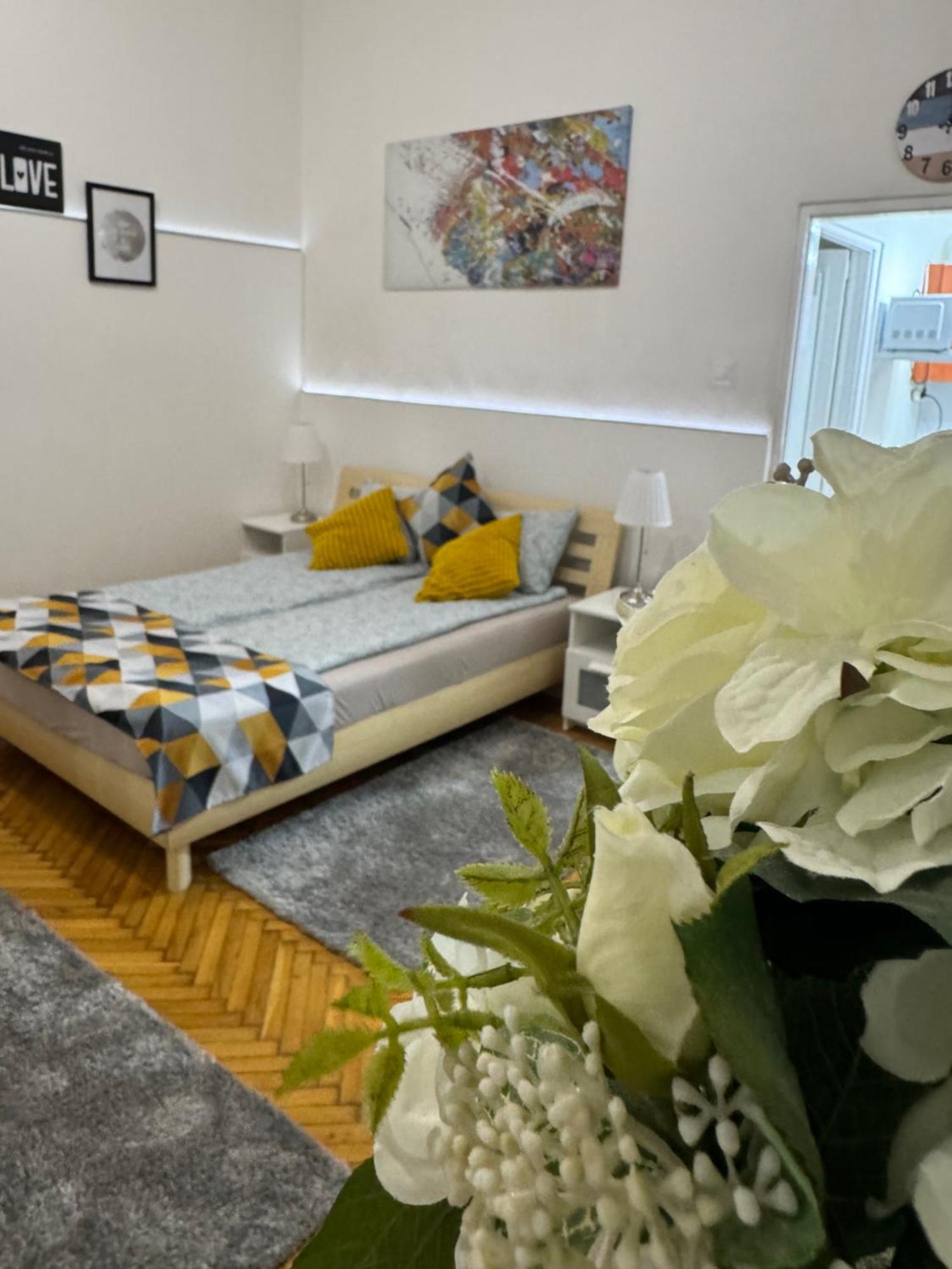 Small Cosy Apartment Near The Famous Westend City Center Budapest Bagian luar foto
