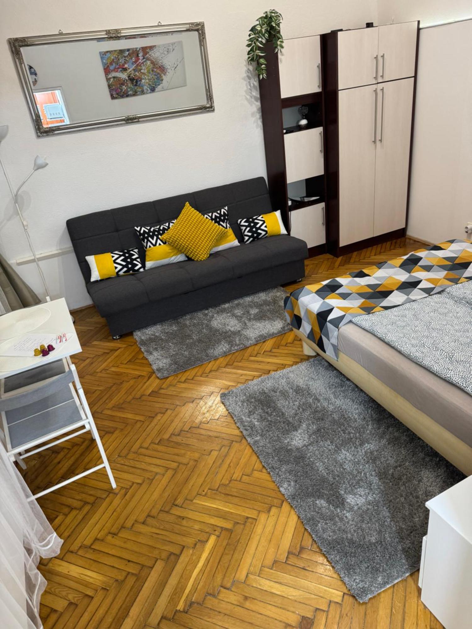 Small Cosy Apartment Near The Famous Westend City Center Budapest Bagian luar foto