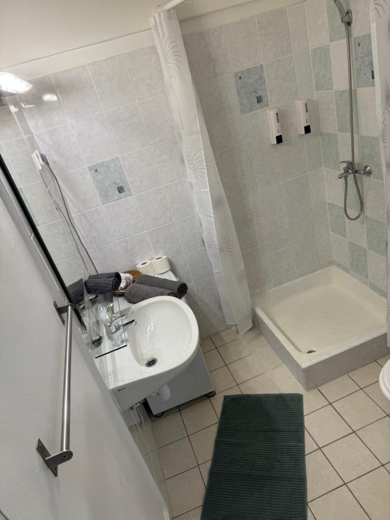 Small Cosy Apartment Near The Famous Westend City Center Budapest Bagian luar foto