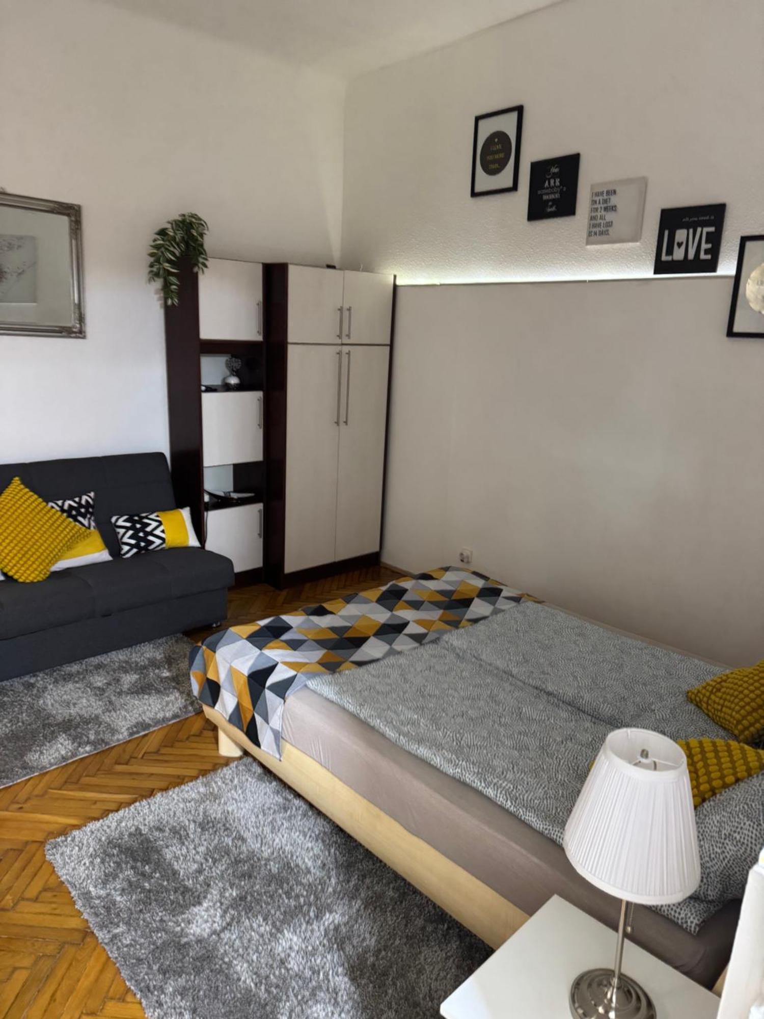 Small Cosy Apartment Near The Famous Westend City Center Budapest Bagian luar foto