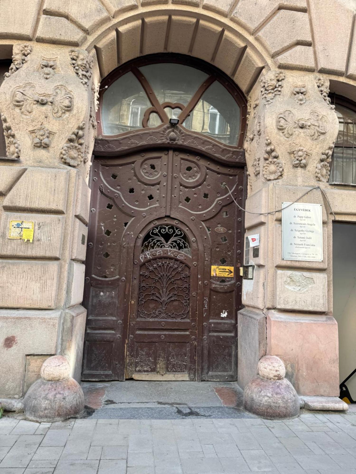 Small Cosy Apartment Near The Famous Westend City Center Budapest Bagian luar foto